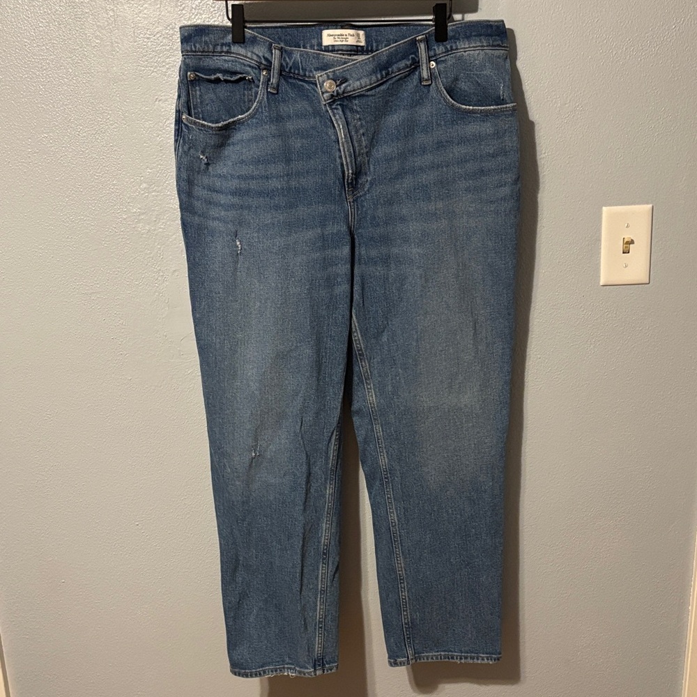 Abercrombie & Fitch The 90s Straight Ultra High Rise Jeans Medium Wash 33 Short